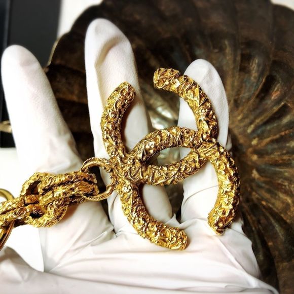 Chanel Florentine lava textured CC logo keychain - Picture 3 of 13